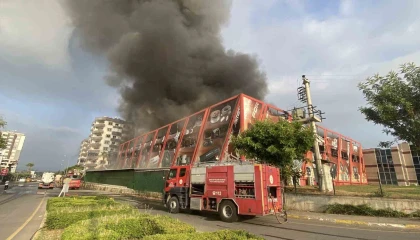 Mersinde elektronik eşya üreten fabrikada yangın... Alevler metrelerce yükseldi