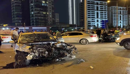 Mersinde feci kaza: Otomobil ikiye bölündü, 3 kişi yaralandı