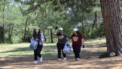 Mersinde öğrenciler ormanlık alanda temizlik yaptı