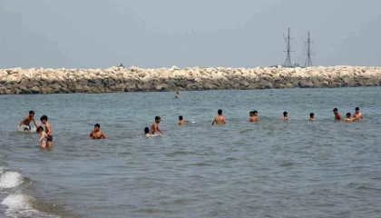 Mersinde sıcaktan bunalan vatandaşlar denizde serinledi