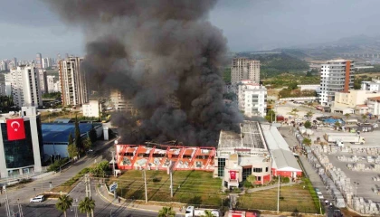 Mersindeki fabrika yangını sürüyor: Son durum havadan görüntülendi
