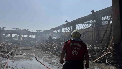 Mersindeki fabrika yangınında soğutma çalışmaları sürüyor