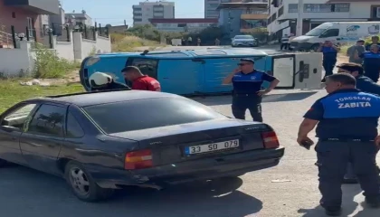 Motor ehliyetli otomobil sürücüsünün çarptığı zabıta aracı devrildi: 2 yaralı