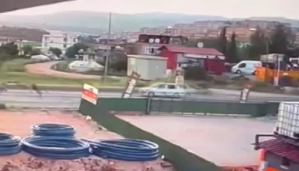 Motosiklet savruldu, sürücü ağır yaralandı: O anlar kamerada