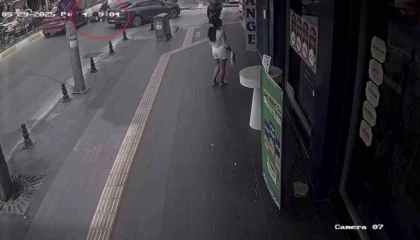 Motosiklete çarpan otomobil sürücüsü durmayıp uzaklaştı