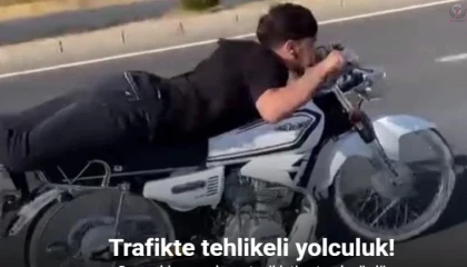 Motosikleti üzerine yatarak sürdü, yanındaki 2 kişinin de canını hiçe saydı