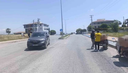 Motosikletiyle hafif ticari araca çarptı: 1 yaralı