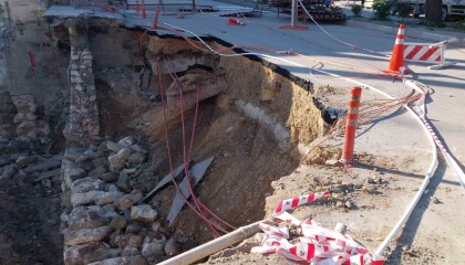 Mutta köprü ve yol kısmen çöktü, çevre esnafı mağdur oldu
