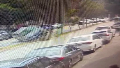 Otomobil ağaca çarpıp takla attı