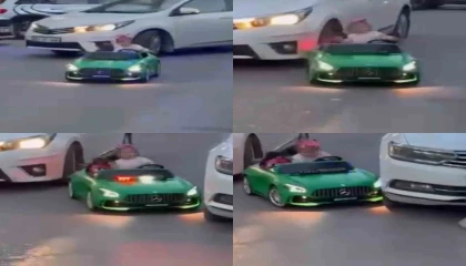 Otomobil çocuğun bindiği akülü araca çarptı: O anlar kamerada