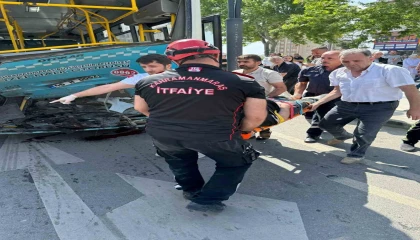 Otomobil halk otobüsüne çarpmıştı: Genç kadın hayatını kaybetti