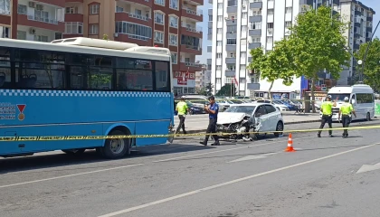 Otomobil halk otobüsüne çarptı: 9 yaralı