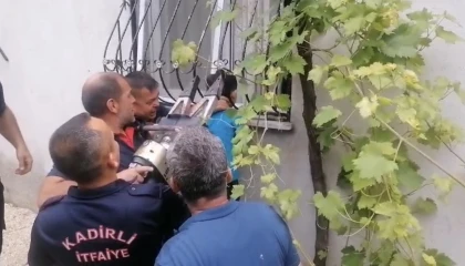 Oyun oynarken kafası demir parmaklığa sıkışan çocuğu itfaiye kurtardı