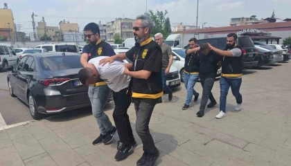 Park halindeki otomobillerden 500 bin TLlik hırsızlık yapan 3 şüpheli yakalandı