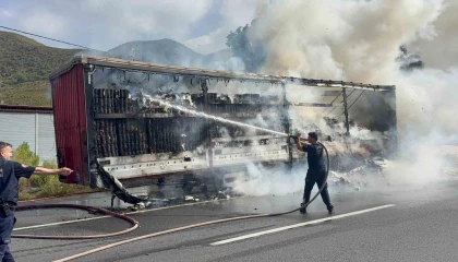 Peçete yüklü tır alev alev yandı