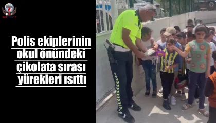 Polis ekiplerinin okul önündeki çikolata sırası yürekleri ısıttı