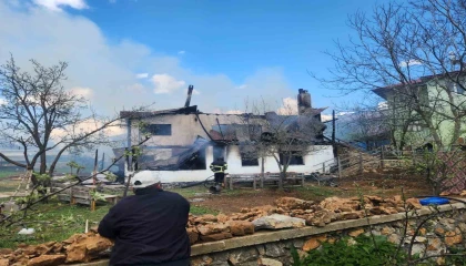 Saimbeylide yanan ev kullanılmaz hale geldi