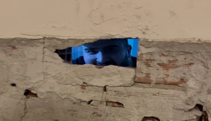 Şaka gibi olay komedyenin başına geldi: Duvarı kırıldı tamirci göründü