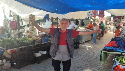 Şarkı söyleyerek ekmeğini kazanan pazarcı herkese neşe saçıyor