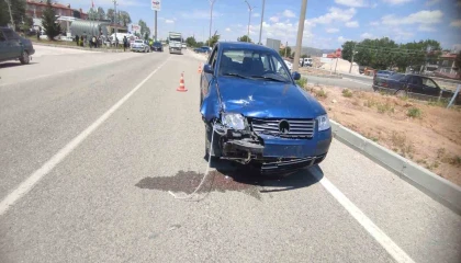 Şarkikaraağaçta belediye aracı motosikletle çarpıştı: 3 yaralı