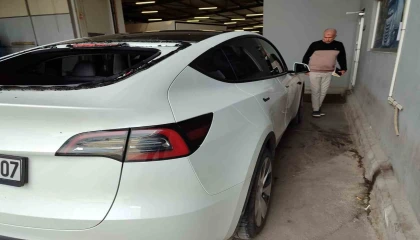 Serikte dolu yağışı lüks otomobilin camlarını kırdı