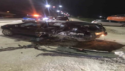 Serikte iki otomobil çarpıştı: 2 yaralı