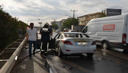 Serikte seyir halindeki otomobil alev alev yandı
