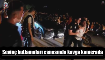 Sevinç kutlamaları esnasında kavgayı ayırmayı çalışan Yardım edin çağrısı kamerada