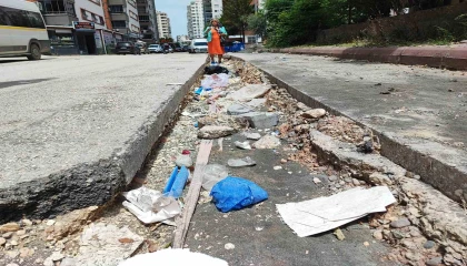 Seyhan Belediyesi yolu yapmadı, vatandaşla muhtar karşı karşıya geldi