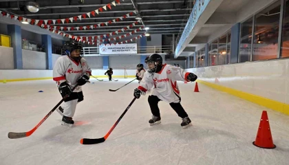 Sıcacık bir kentte buz gibi bir hayal: Muratpaşanın küçük hokeycileri