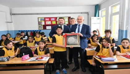 Sınıf başkanının seçim vaadi belediye başkanını okula getirme oldu