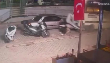 Sokakta tartıştığı kişilerin üzerine otomobil sürdü, gaza basıp kaçtı