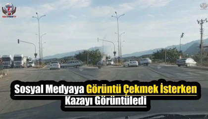 Sosyal medyaya görüntü çekmek isterken, kırmızı ışıkta geçen aracın karıştığı yaralamalı kazayı görüntüledi