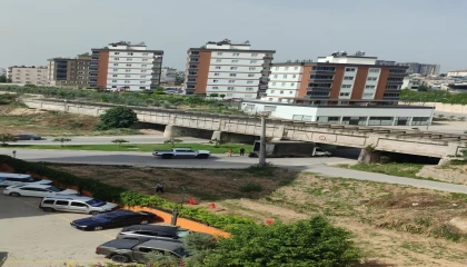 Tarsusta kamyonet köprü altına sıkıştı