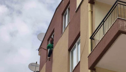 Teras penceresine çıkan şahıs ekiplere zor anlar yaşattı