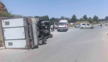 Ticari araç yandan çarptığı kamyoneti devirdi