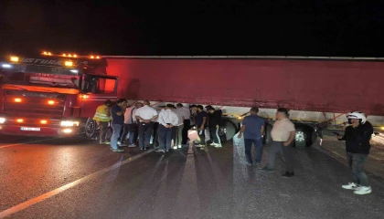 Tır sürücüsü direksiyon başında rahatsızlandı, yol trafiğe kapandı