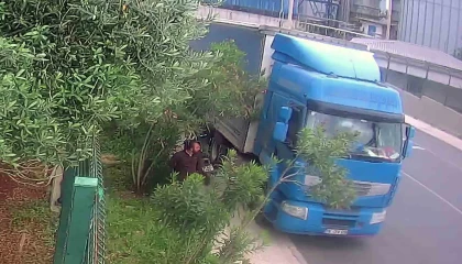 Tırın camını kırıp telefon çaldı, o anlar kameraya yansıdı