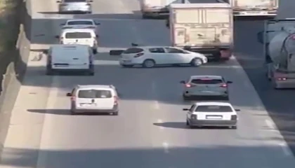 Tırın kopan lastik kaplaması, zincirleme kazaya sebep oldu: O anlar kamerada