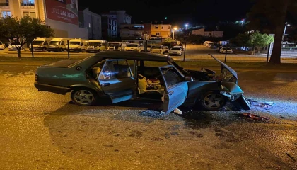 Tırla çarpışan Tofaş hurdaya döndü: 2 yaralı