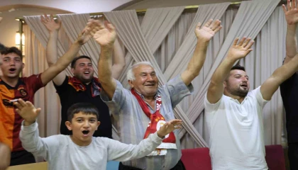 Torunlarıyla maçı izledi, takımının şampiyonluk coşkusunu yaşadı