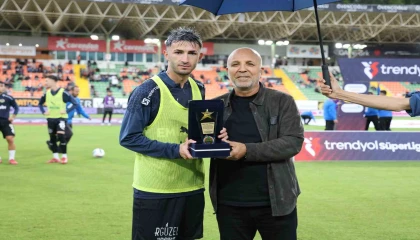 Trendyol Süper Lig: Alanyaspor: 1 - Sivasspor: 0 (İlk yarı)