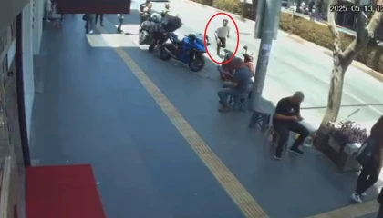 Uygulama noktasında durdurulan sürücü, motosikleti ve arkadaşını bırakıp kaçtı