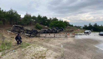 Yağışlı hava kazayı beraberinde getirdi, tuğla yüklü tır şarampole devrildi