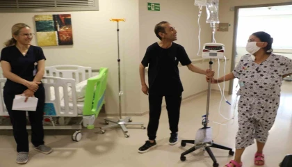 Yaşamasına yüzde 1 ihtimal verilen çiftin sıra dışı aşkı