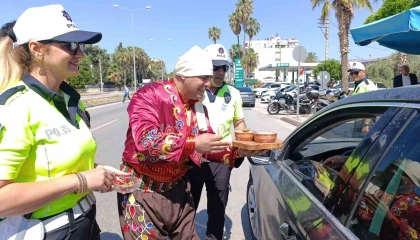 Yoğurt ve çilek ikramlı trafik uygulaması