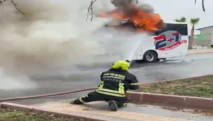 Yolcu otobüsü alev alev aldı, yolcular son anda tahliye edildi