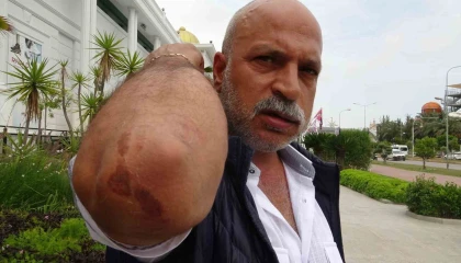 Yolun karşısına geçmek için beklerken 3 kişi tarafından tekme tokat dövüldü