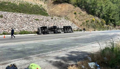 Zift yüklü tankeri taşıyan tır devrildi: 1 kişi yaralandı