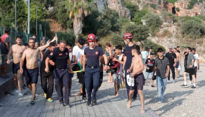 40 metrelik falezlerden atlayıp ağır yaralanan gencin tedavisi devam ediyor